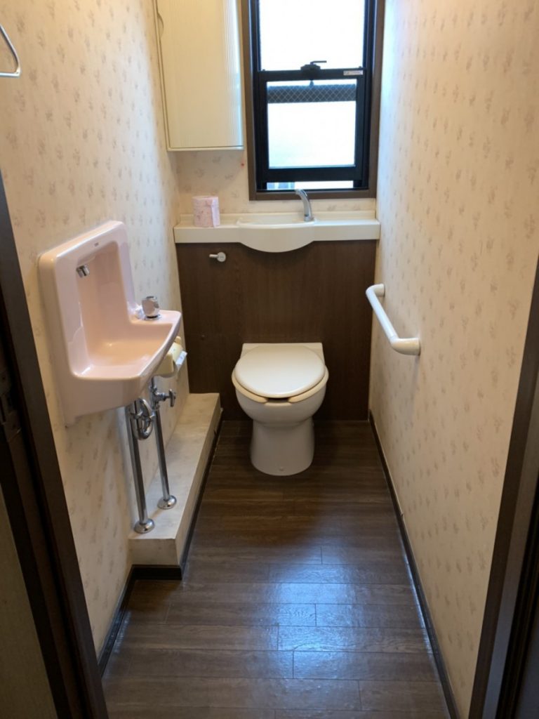 リフォーム 横浜市 トイレの壁紙クロス貼り替え+クッションフロア貼り替え 株式会社 Recreate